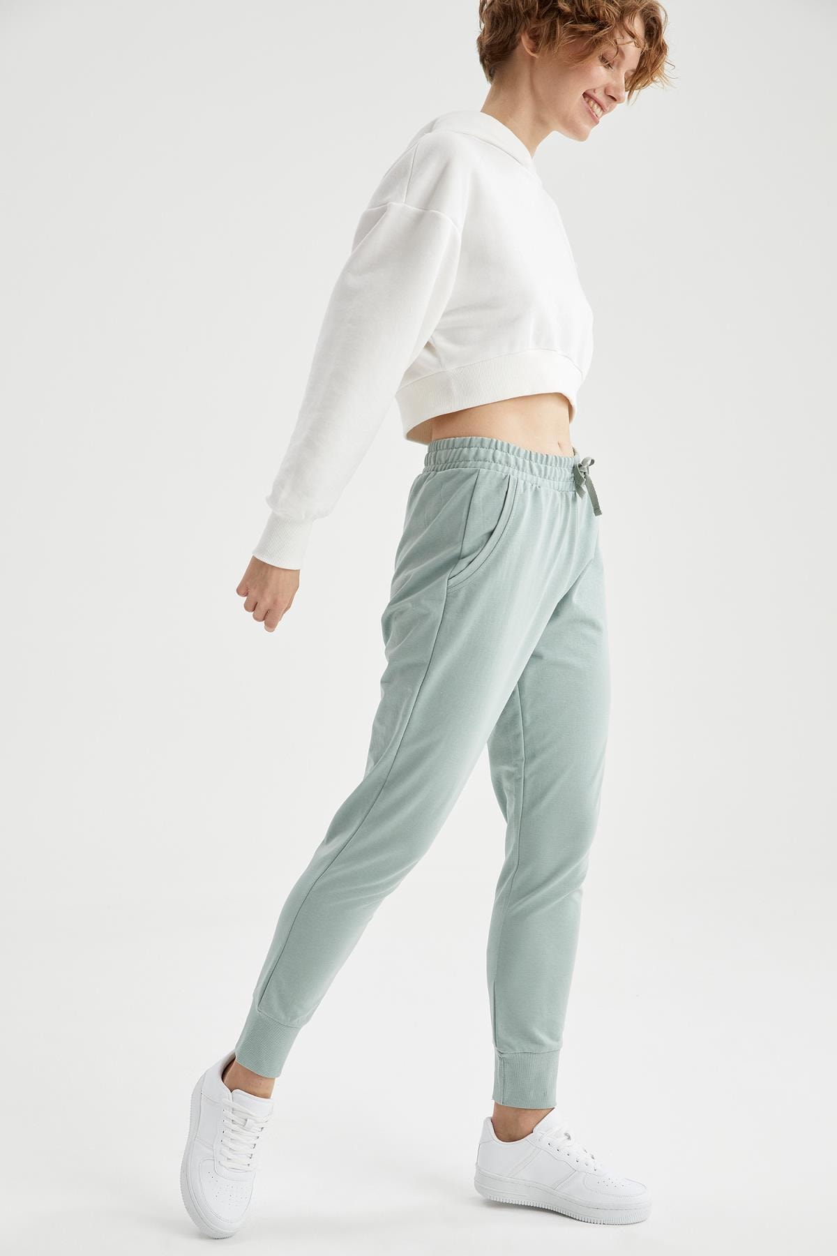 Women Relax Fit Jogger Sweatpants With Pockets and Waist Laced